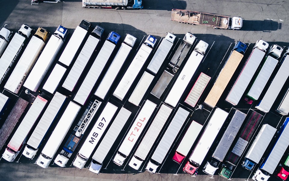 Грузовые машины IMLogistics на стоянке автопарка
